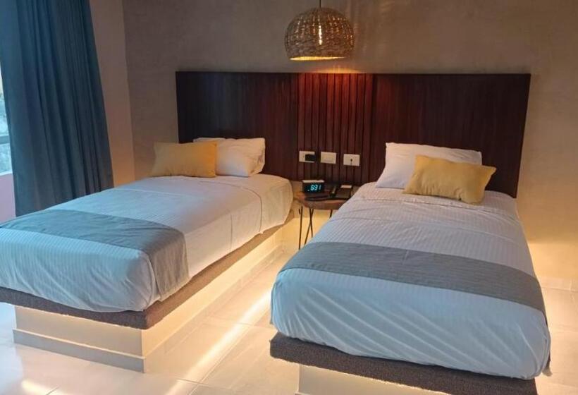 디럭스 스위트, Yaxactun