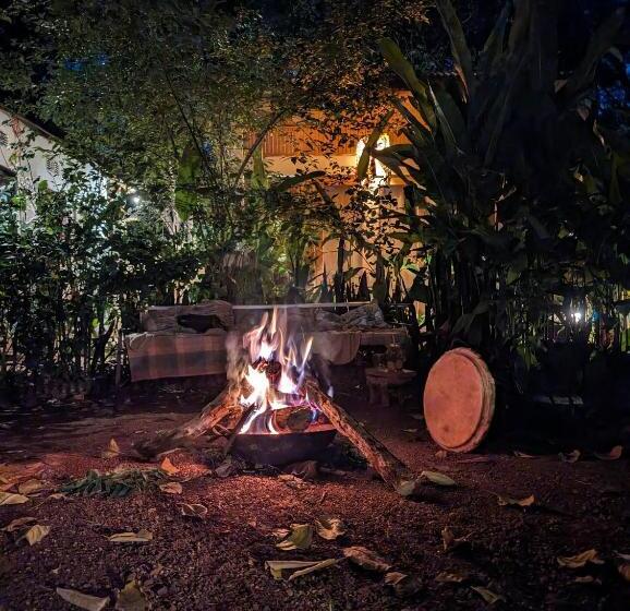بانگلوی استاندارد, Backyard Hostel