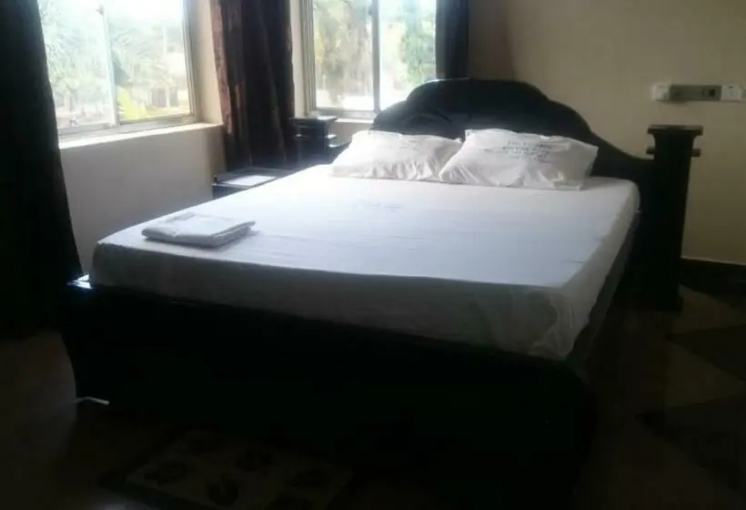 استودیوی لوکس, Itetemia Royal Inn