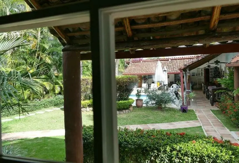 اتاق استاندارد سه تخته با چشمانداز استخر, Villa Botero By Casa Mojito