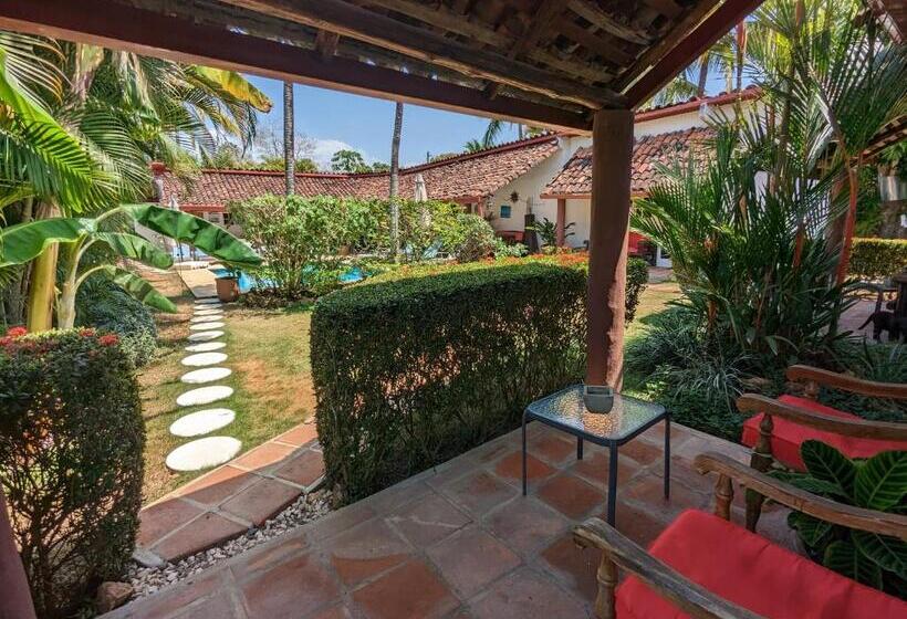 プールの見えるスタンダードトリプルルーム, Villa Botero By Casa Mojito