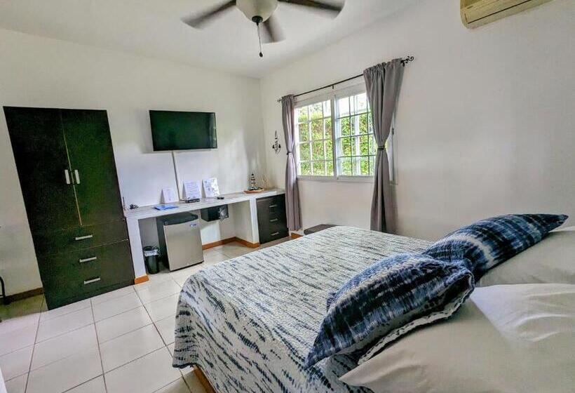 プールの見えるスタンダードトリプルルーム, Villa Botero By Casa Mojito