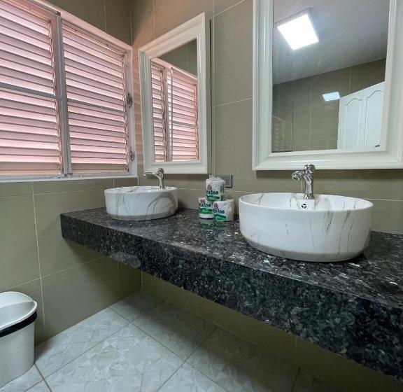 اتاق خانوادگی, Villa Iguana