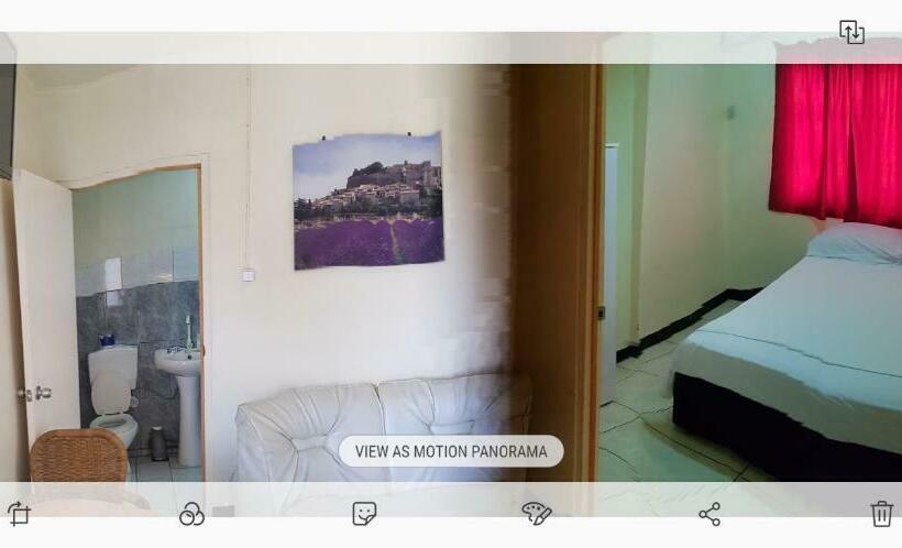 اتاق اکونومی, Bar Restaurant Emergency 911 Sto Lk Group