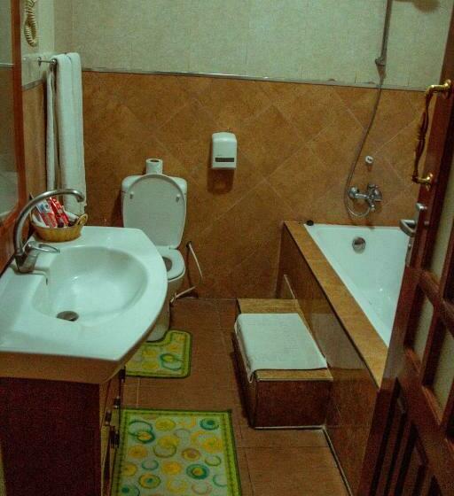 اتاق لوکس, The Charity Hotel International