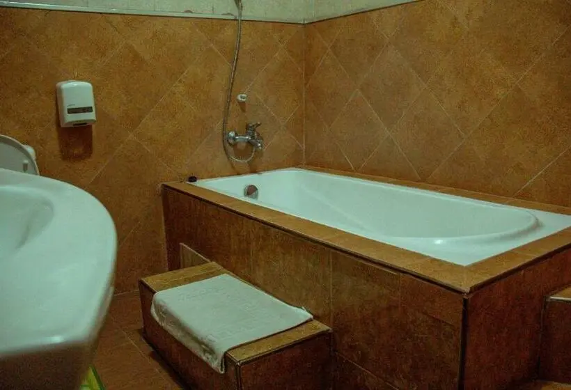 اتاق لوکس یک تخته, The Charity Hotel International
