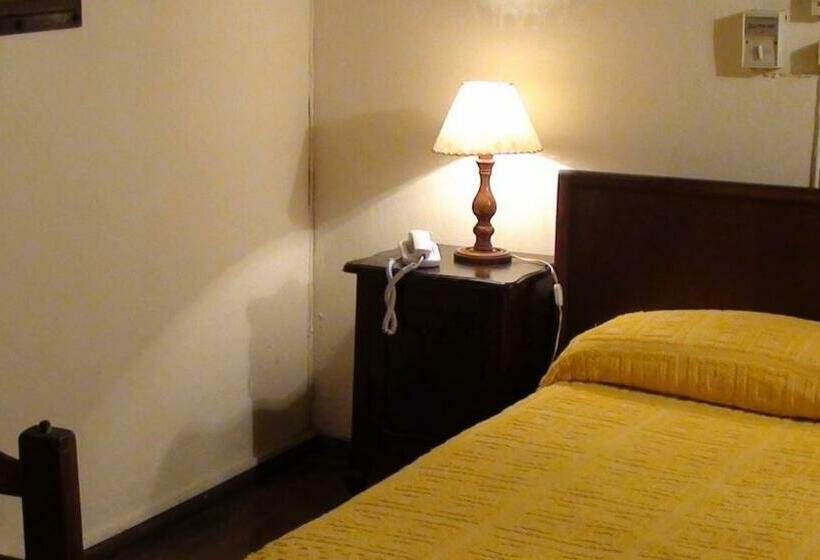 标准三人间共用浴室, Uruguay