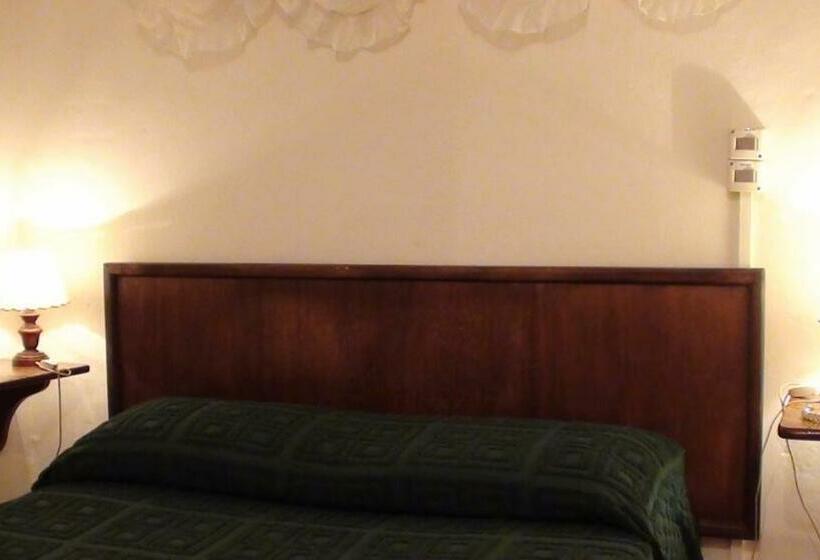 اتاق استاندارد با سرویس بهداشتی مشترک, Uruguay