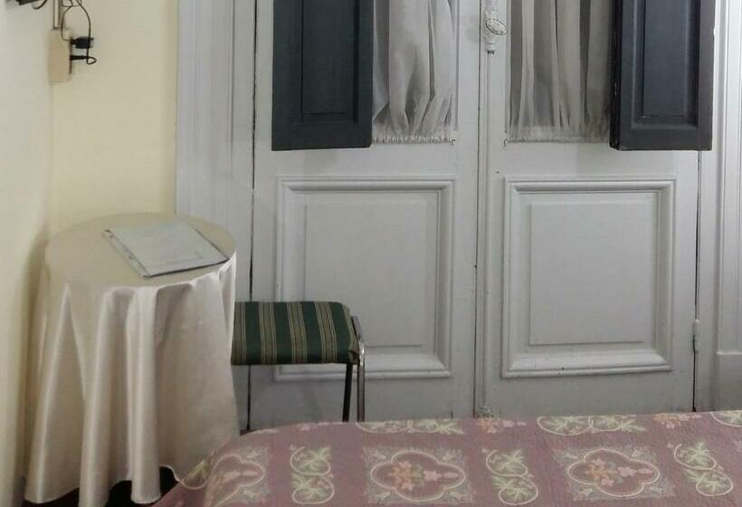 اتاق استاندارد سه تخته با سرویس بهداشتی مشترک, Uruguay