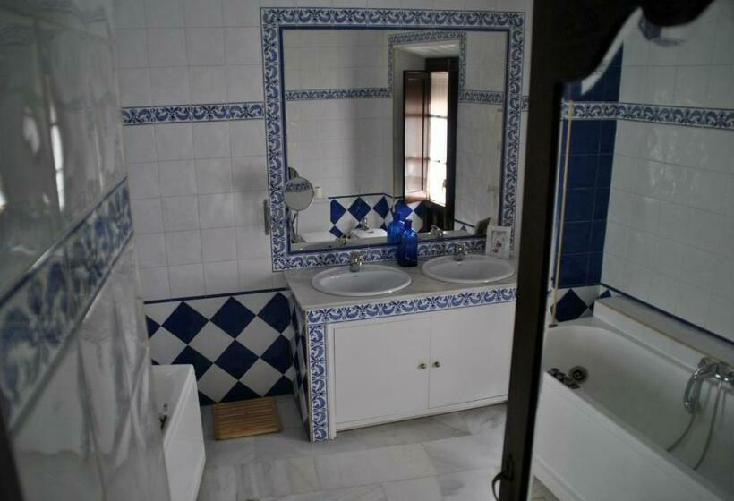 اتاق استاندارد با وان آب گرم, Hostel Mayflowers