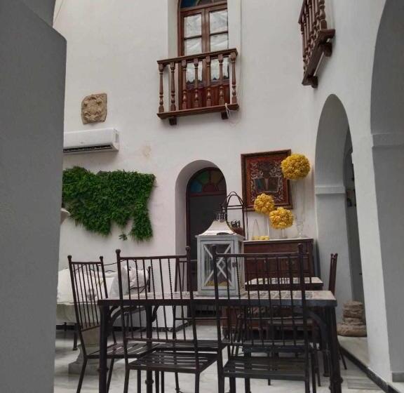 اتاق لوکس با تخت بزرگ, Hostel Mayflowers