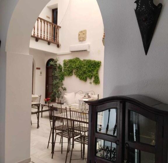 اتاق لوکس با تخت بزرگ, Hostel Mayflowers