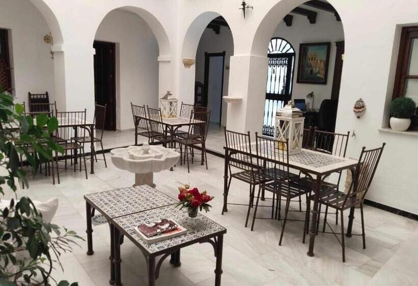 اتاق لوکس با تخت بزرگ, Hostel Mayflowers