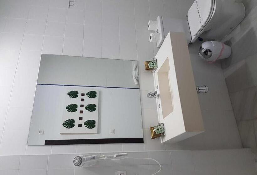 اتاق لوکس با وان آب گرم, Hostel Mayflowers