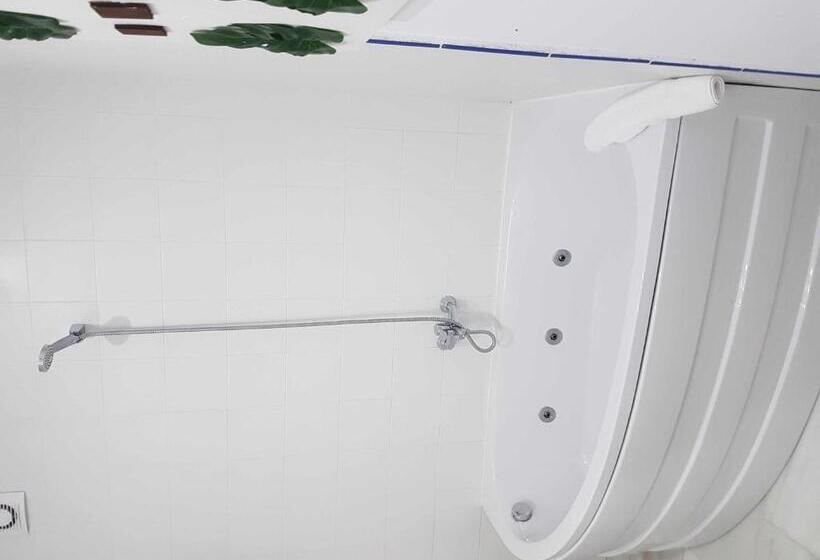 اتاق لوکس با وان آب گرم, Hostel Mayflowers