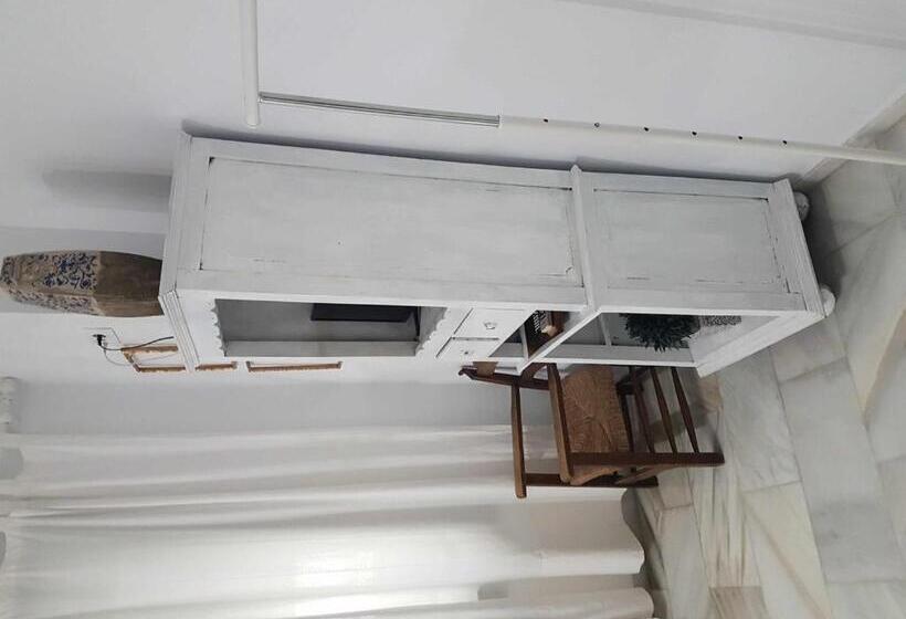 اتاق لوکس با وان آب گرم, Hostel Mayflowers