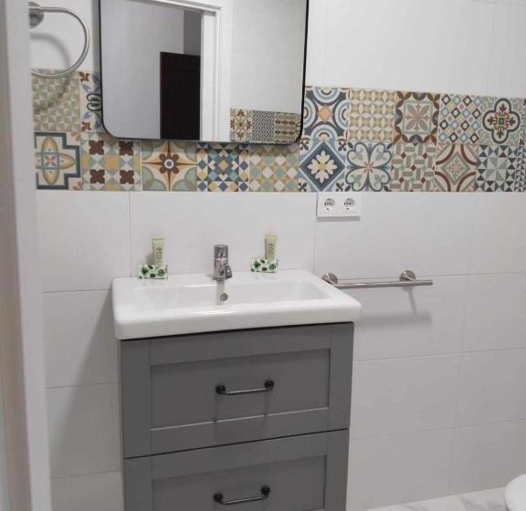 اتاق لوکس با تخت بزرگ, Hostel Mayflowers
