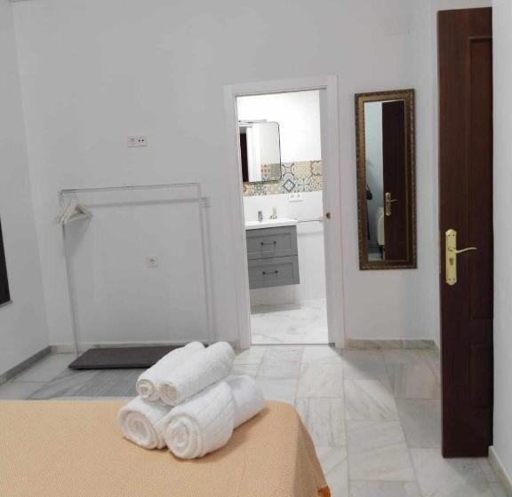 اتاق لوکس با تخت بزرگ, Hostel Mayflowers