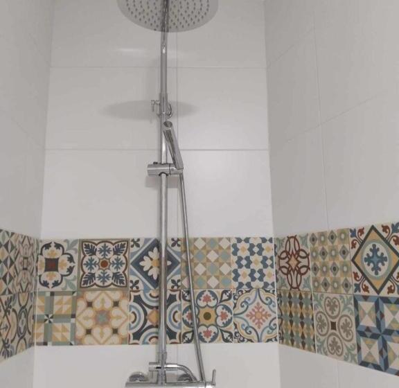 اتاق لوکس با تخت بزرگ, Hostel Mayflowers