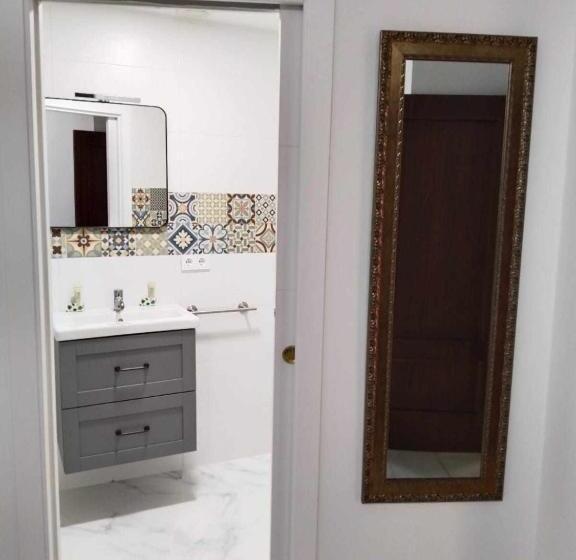 اتاق لوکس با تخت بزرگ, Hostel Mayflowers