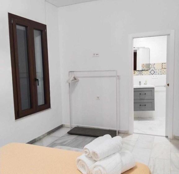 اتاق لوکس با تخت بزرگ, Hostel Mayflowers