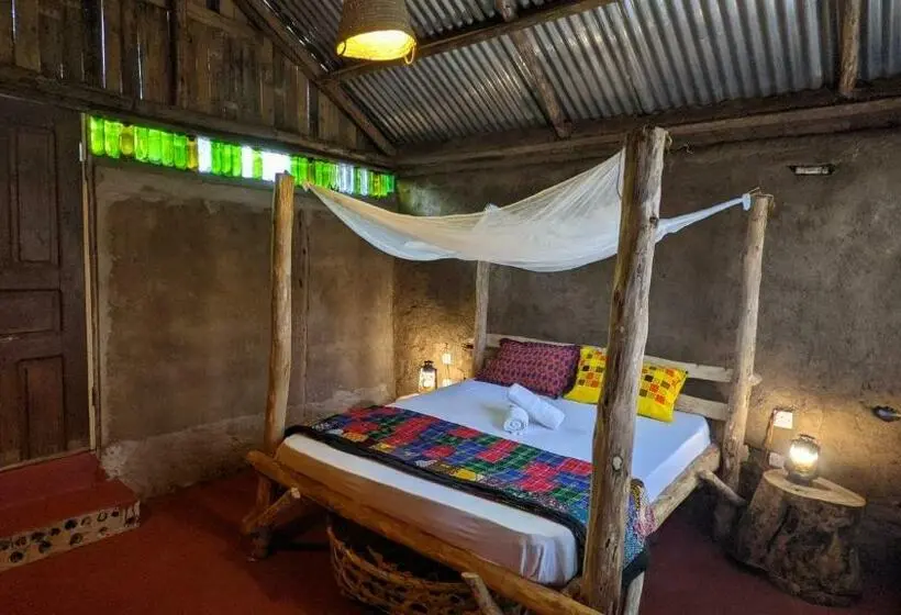 スタンダードバンガロー, Backyard Hostel