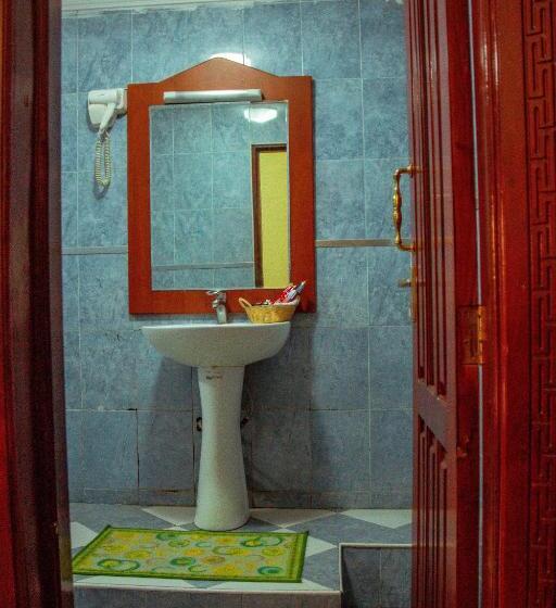 اتاق راحتی سه تخته, The Charity Hotel International