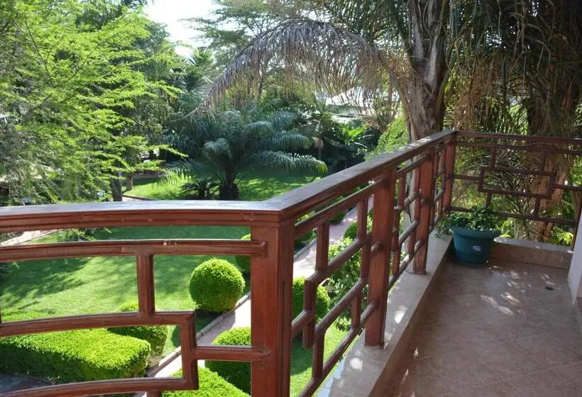 اتاق راحتی سه تخته, The Charity Hotel International