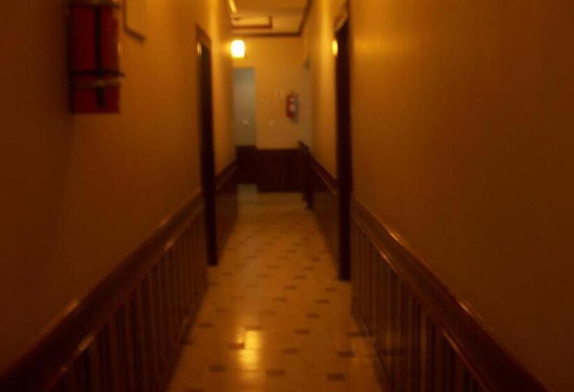 اتاق راحتی سه تخته, The Charity Hotel International