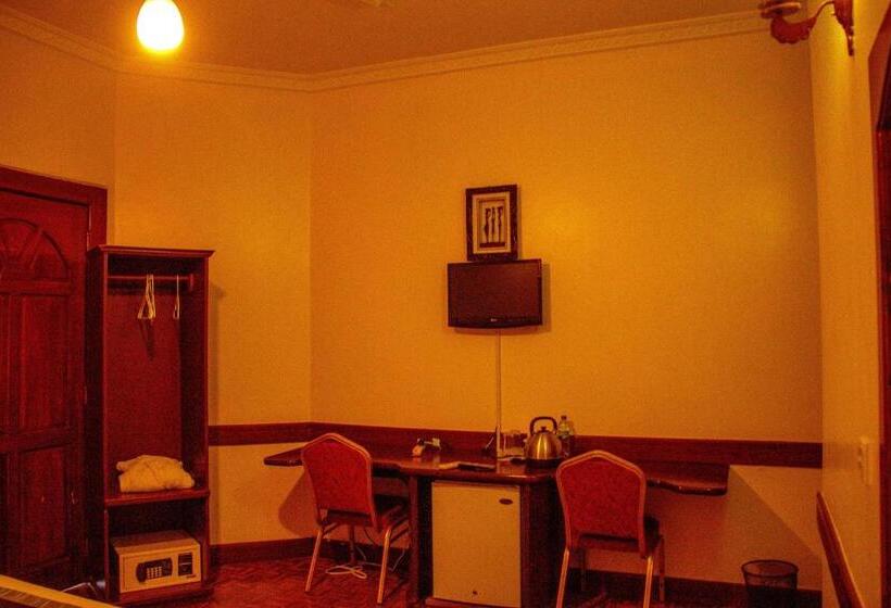 اتاق راحتی سه تخته, The Charity Hotel International