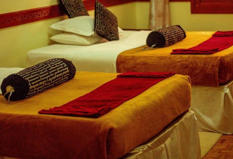 اتاق لوکس, The Charity Hotel International