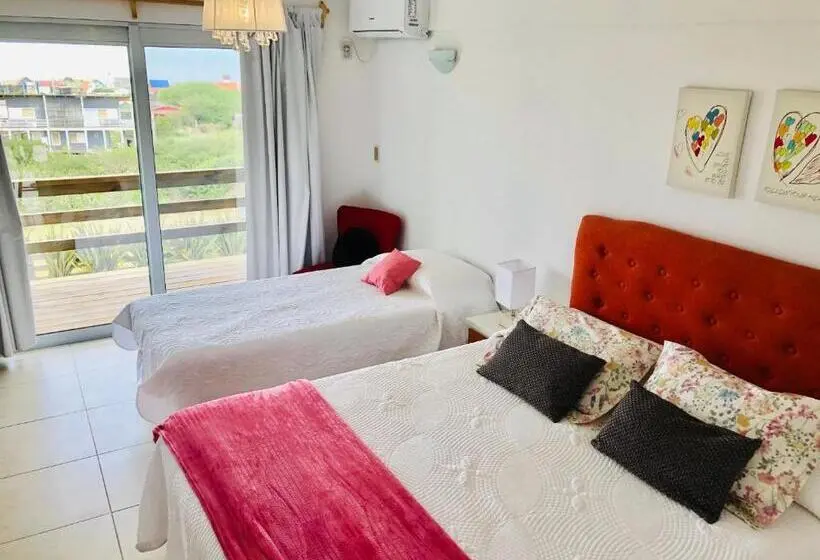 اتاق سه نفره سوپریور با چشم‌انداز دریا, Unique Hotel & Suites