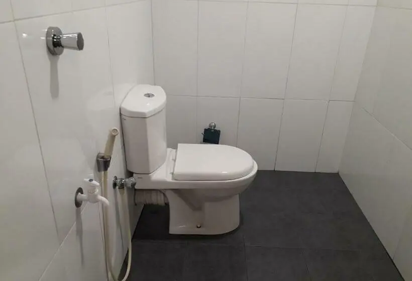 اتاق خانوادگی با چشم‌انداز باغ, Golden Rainbow Guest House