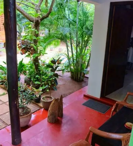 اتاق استاندارد با چشم‌انداز باغ, Golden Rainbow Guest House