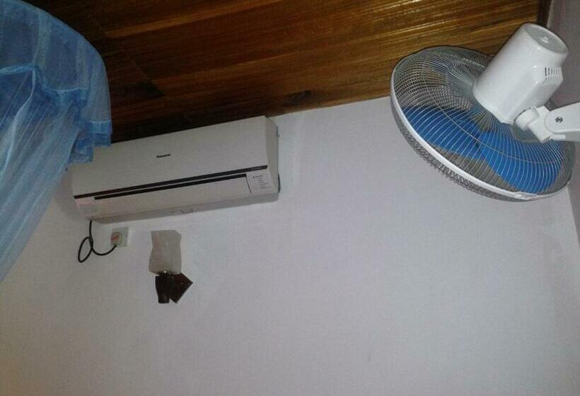 חדר משפחתי נוף לגינה, Golden Rainbow Guest House