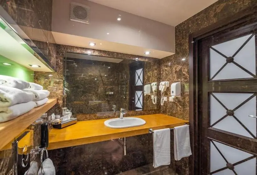 سوییت جونیور با بالکن, F&b Spa Resort