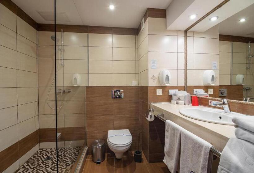 سوئیت با بالکن, F&b Spa Resort