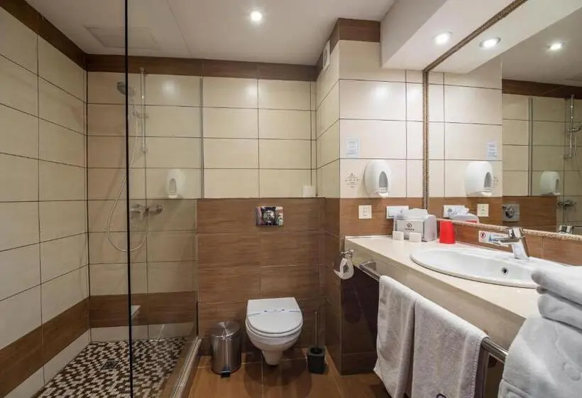 سوئیت با بالکن, F&b Spa Resort