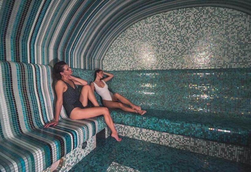 سوئیت جونیور با تراس, F&b Spa Resort