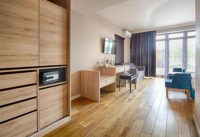 سوئیت جونیور با تراس, F&b Spa Resort