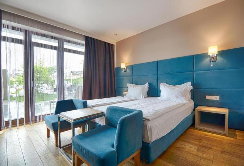 سوئیت جونیور با تراس, F&b Spa Resort