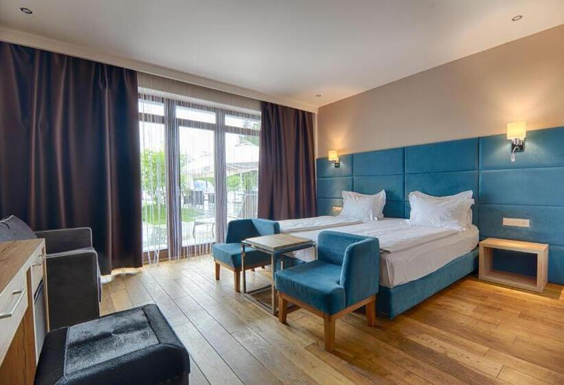 سوئیت جونیور با تراس, F&b Spa Resort