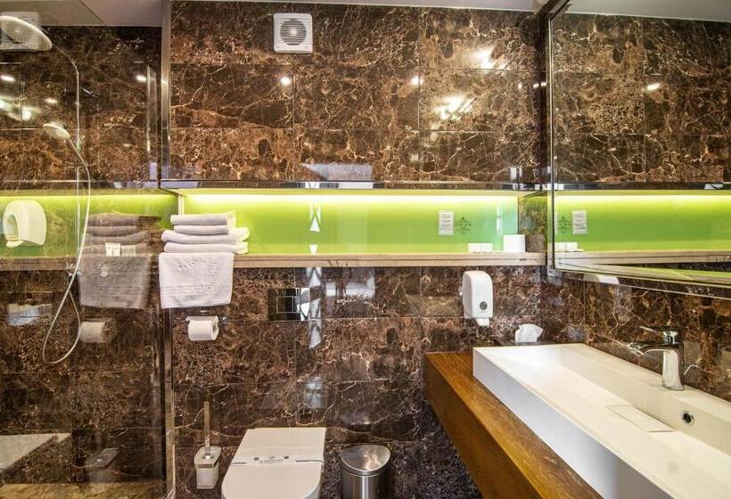 اتاق لوکس خانوادگی, F&b Spa Resort