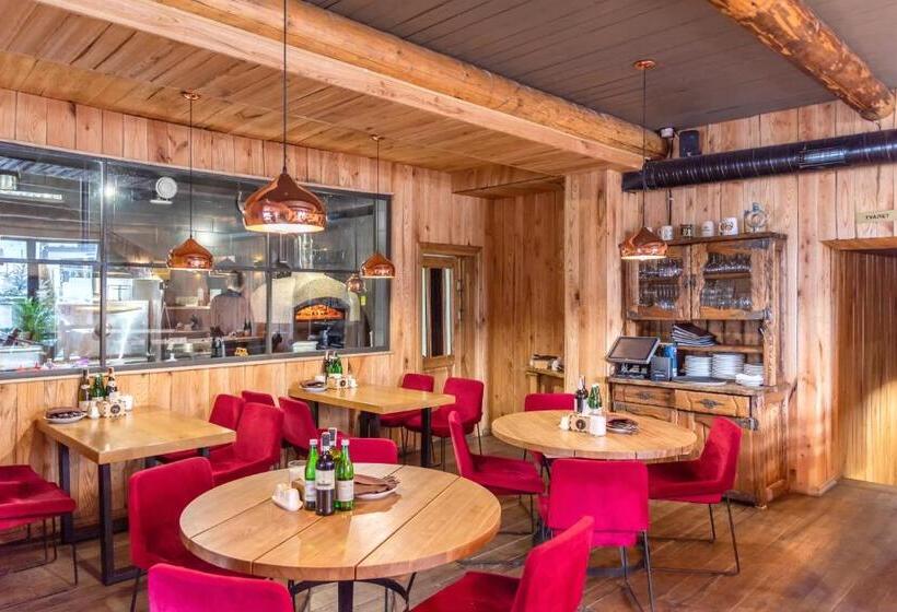 اتاق خانوادگی با چشم‌انداز کوه, F&b Spa Resort