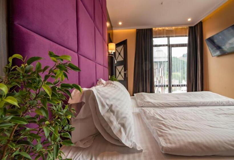 اتاق خانوادگی با چشم‌انداز کوه, F&b Spa Resort