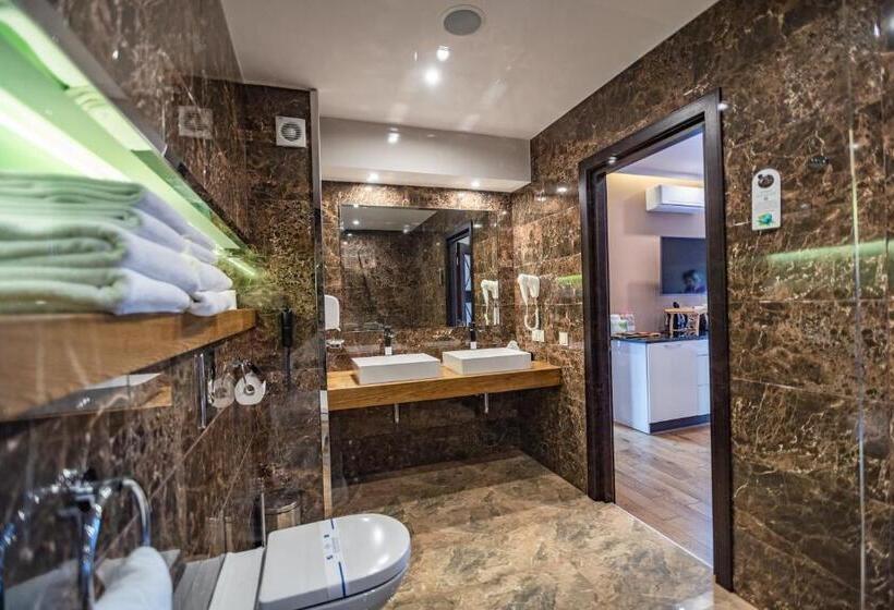 اتاق خانوادگی با چشم‌انداز کوه, F&b Spa Resort