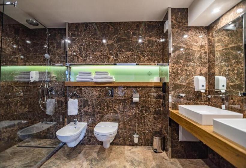 اتاق خانوادگی با چشم‌انداز کوه, F&b Spa Resort