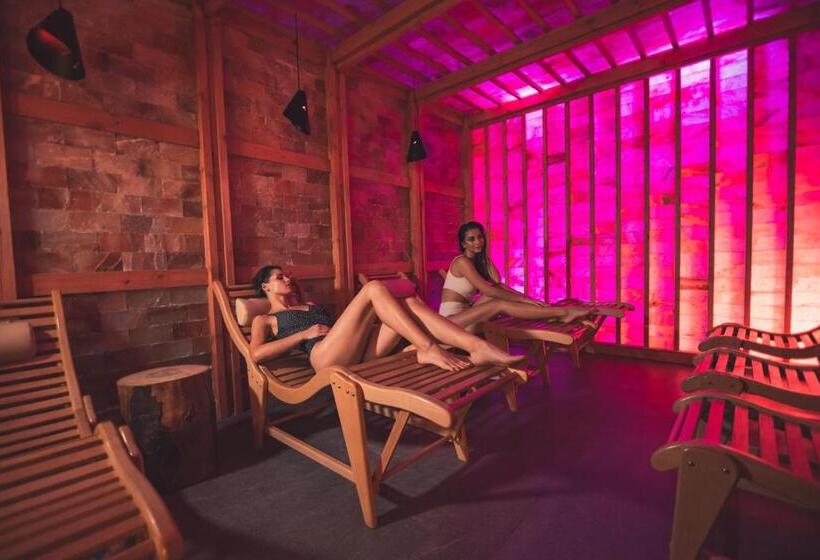 سوییت لوکس, F&b Spa Resort