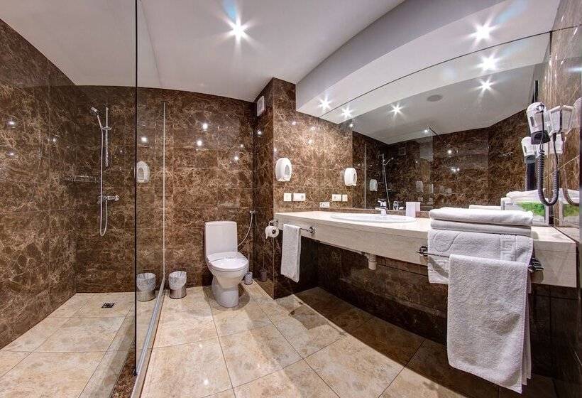 سوئیت با بالکن, F&b Spa Resort