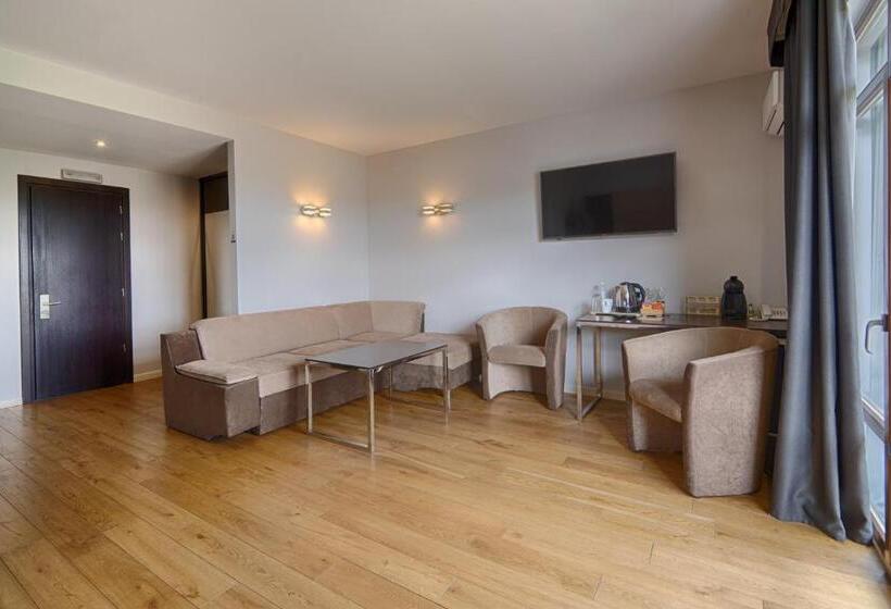 سوئیت با بالکن, F&b Spa Resort